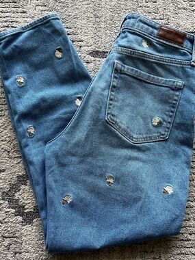 Hollister Ultra High Rise Mom Jeans With Embroidered White Flowers